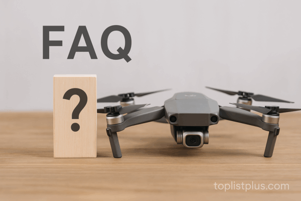 ภาพคำถามที่พบบ่อยเกี่ยวกับ โดรน DJI รุ่นไหนดี แสดงโดรน DJI พร้อมกล่องเครื่องหมายคำถาม