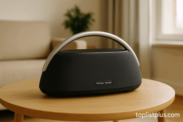 รีวิวลำโพง Harman/Kardon Go + Play 3 บนโต๊ะไม้ในห้องนั่งเล่น พร้อมลายน้ำ toplistplus.com