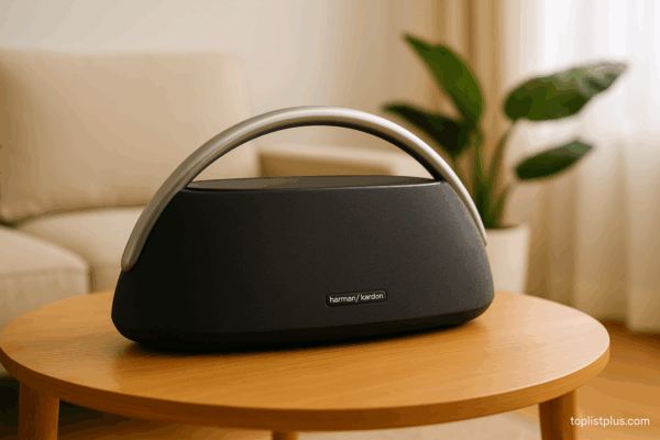 รีวิวลำโพง Harman/Kardon Go + Play 3 วางอยู่บนโต๊ะไม้ในห้องนั่งเล่นทันสมัย