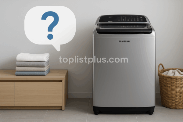 เครื่องซักผ้า Samsung ฝาบน 12 kg รุ่นไหนดี ตั้งอยู่ในห้องซักผ้าสไตล์มินิมอล ข้างกองผ้าขาวสะอาดและตะกร้า