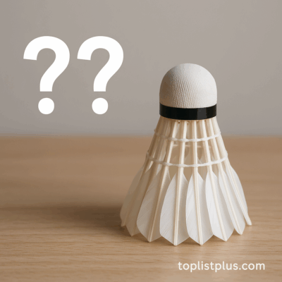 ภาพลูกแบดมินตันวางอยู่บนโต๊ะไม้ สำหรับประกอบบทความหัวข้อ ลูกแบด ยี่ห้อไหนดี