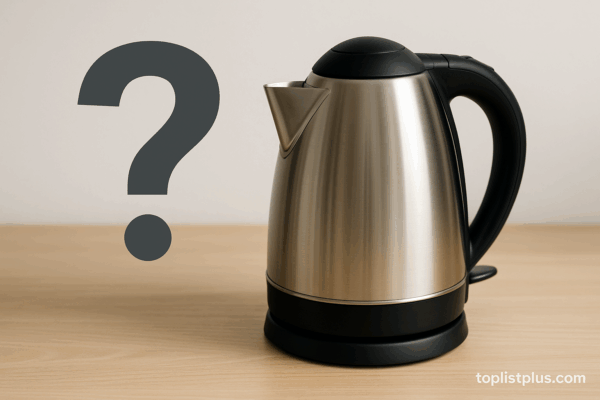 กาต้มน้ำไฟฟ้า ยี่ห้อไหนดี วางอยู่บนพื้นไม้พร้อมเครื่องหมายคำถาม