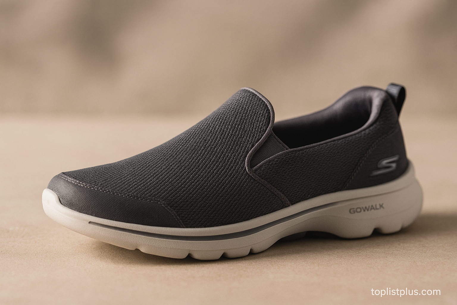 ภาพประกอบผู้หญิงกำลังลองรองเท้า Skechers ในร้าน