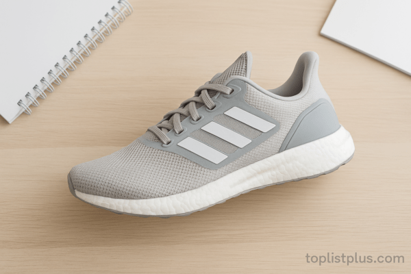 รองเท้าวิ่ง Adidas ผู้หญิง รุ่นไหนดี วางอยู่บนพื้นไม้สีอ่อน พร้อมรายละเอียดการออกแบบที่ชัดเจน