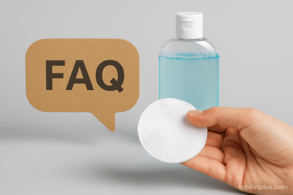 ภาพแนวนอนสำหรับหัวข้อคำถามที่พบบ่อยในบทความ "คลีนซิ่ง ยี่ห้อไหนดี" แสดงขวดคลีนซิ่งใส่น้ำสีฟ้าและแผ่นสำลีในมือ พร้อมป้ายคำว่า FAQ