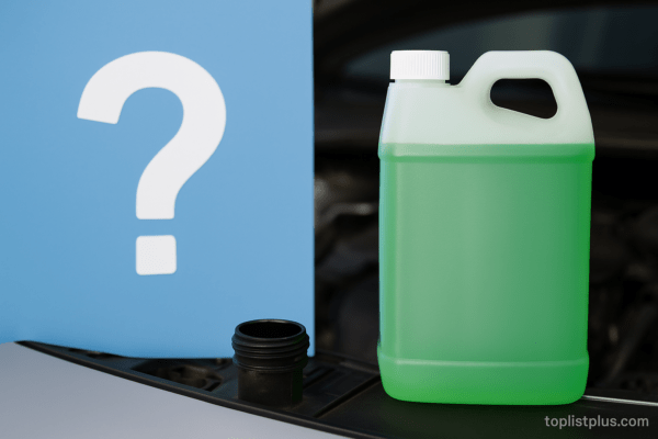 ภาพน้ำยาหล่อเย็นวางอยู่บนเครื่องยนต์พร้อมเครื่องหมายคำถาม เหมาะสำหรับบทความหัวข้อ น้ำยาหล่อเย็น ยี่ห้อไหนดี