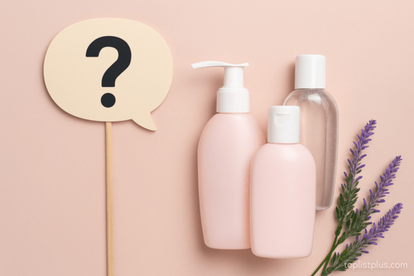 ภาพประกอบคำถามที่พบบ่อยเกี่ยวกับน้ำยาล้างจุดซ่อนเร้น ยี่ห้อไหนดี โดยมีขวดผลิตภัณฑ์จัดวางอย่างเรียบง่ายบนพื้นหลังโทนชมพูอ่อน พร้อมลายน้ำ toplistplus.com