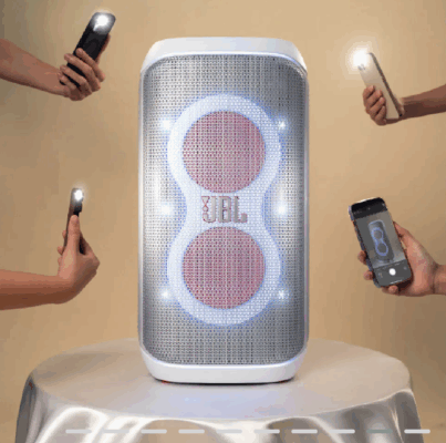 ภาพแสดงลำโพง JBL รุ่นไหนดี ทั้ง 3 รุ่นวางบนโต๊ะไม้ พร้อมมือคนกำลังเลือกซื้อ