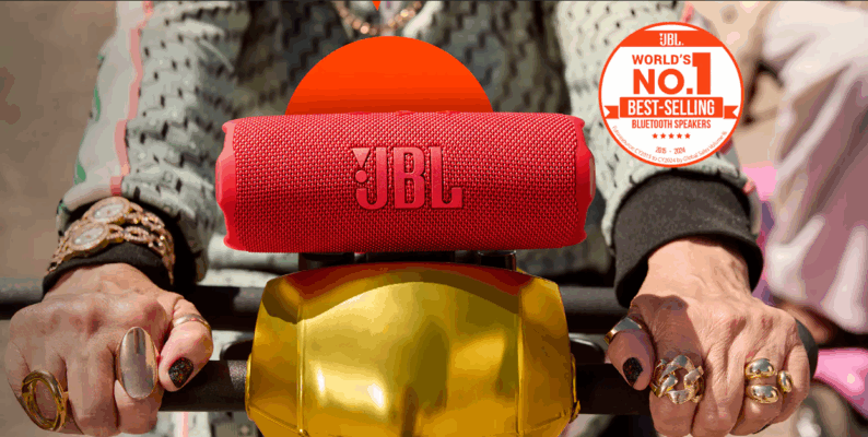 ลําโพง JBL รุ่นไหนดี วางอยู่บนโต๊ะไม้พร้อมฉากหลังโทนอบอุ่น