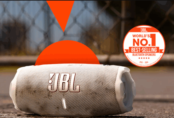 ลําโพง JBL รุ่นไหนดี วางบนโต๊ะไม้พร้อมพื้นหลังเรียบตาและสัญลักษณ์คำถาม