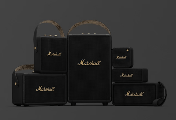 ภาพประกอบบทความสรุปเกี่ยวกับลําโพง Marshall รุ่นไหนดี พร้อมดีไซน์ลำโพงและสมุดบันทึก