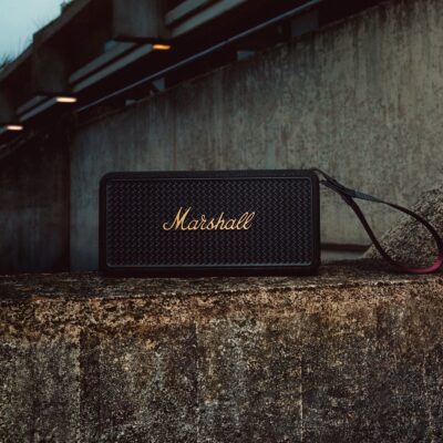 ลำโพง Marshall Middleton II วางอยู่บนพื้นหิน ท่ามกลางบรรยากาศเอาท์ดอร์ – รีวิว Marshall Middleton II