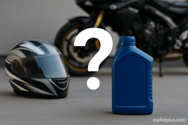 ภาพประกอบคำถามที่พบบ่อยในบทความเรื่อง น้ำมันเครื่อง มอเตอร์ไซค์ ยี่ห้อไหนดี โดยแสดงขวดน้ำมันเครื่องมอเตอร์ไซค์ หมวกกันน็อค และเครื่องหมายคำถาม