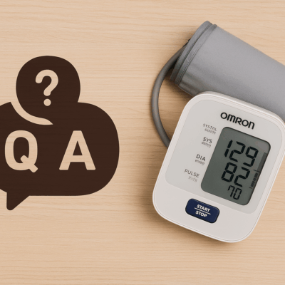 เครื่องวัดความดัน Omron รุ่นไหนดี วางคู่กับสัญลักษณ์คำถามคำตอบบนพื้นไม้