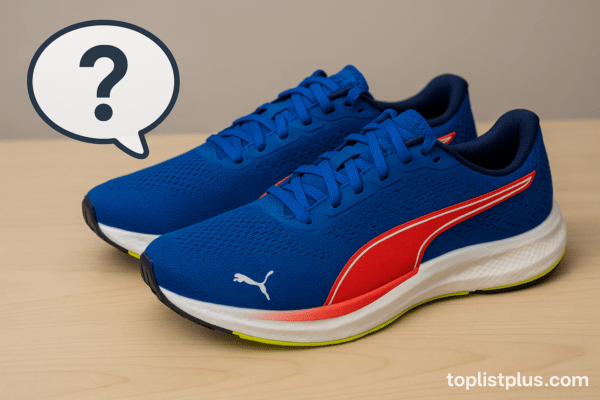 รองเท้าวิ่ง Puma รุ่นไหนดี วางอยู่บนพื้นไม้สีอ่อน พร้อมสัญลักษณ์คำถามในมุมภาพ