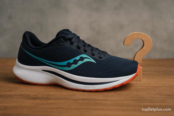 รองเท้าวิ่ง Saucony รุ่นไหนดี วางบนพื้นไม้ พร้อมฉากหลังเรียบง่าย สไตล์มินิมอล