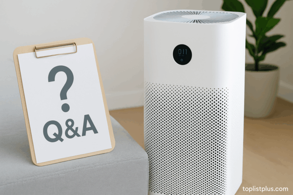 เครื่องฟอกอากาศ xiaomi รุ่นไหนดี ตั้งอยู่ข้างคลิปบอร์ดในห้องนั่งเล่น