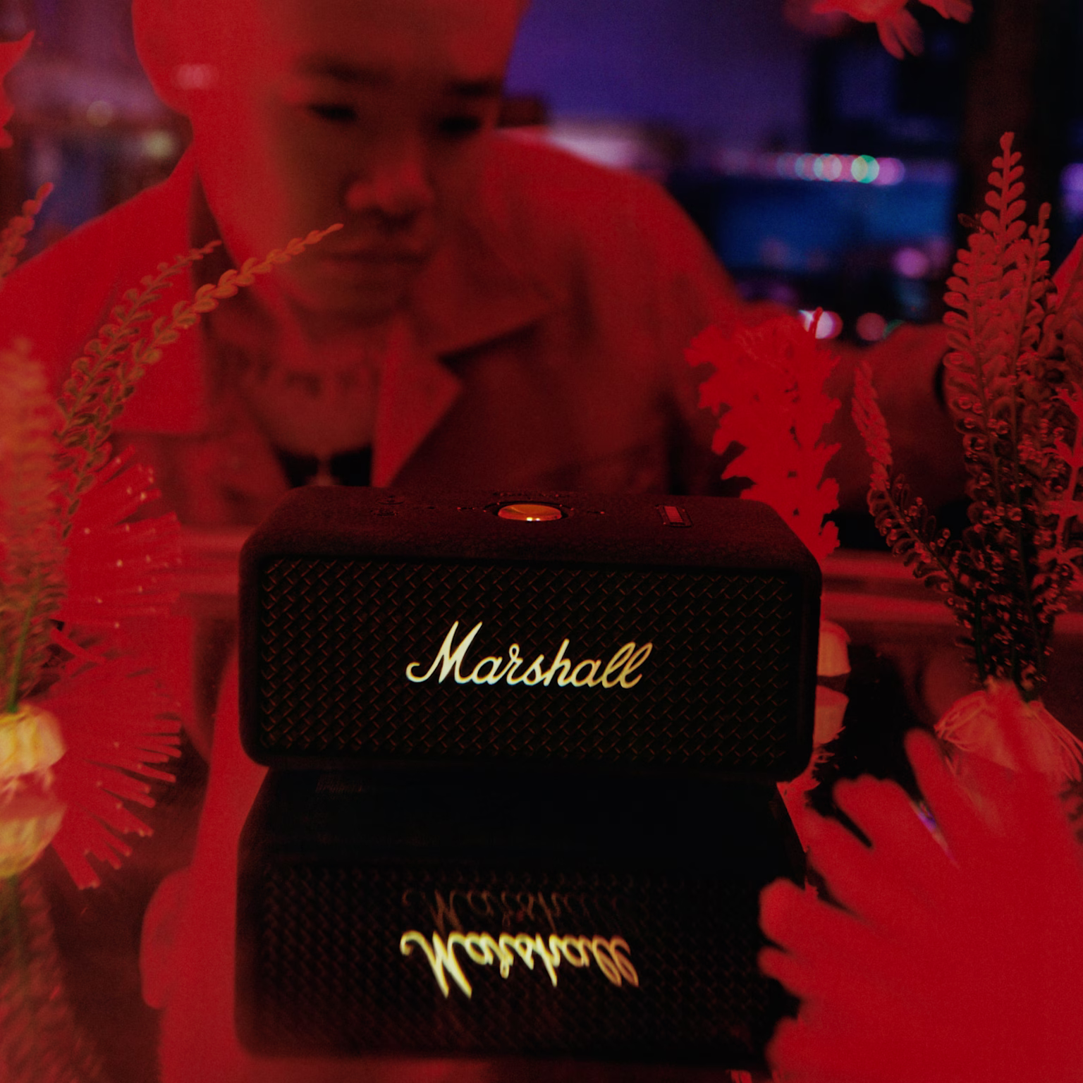 รีวิว Marshall Emberton III ลำโพงสีดำวางอยู่บนโขดหิน