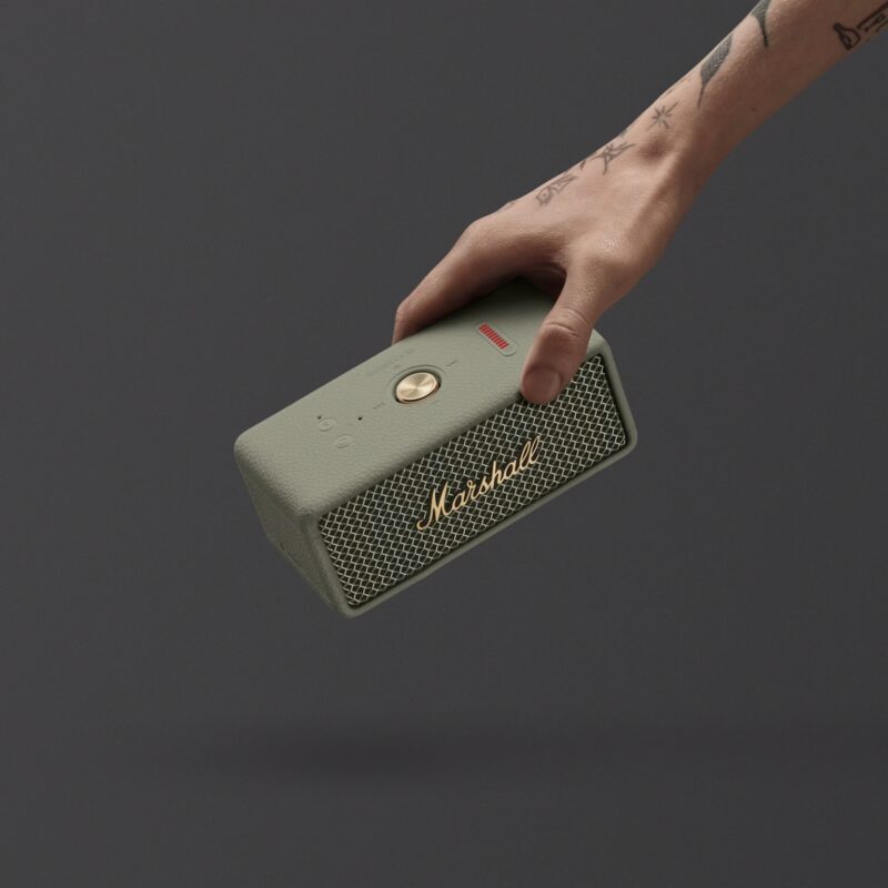 ด้านบนของลำโพง Marshall Emberton III สี Sage พร้อมปุ่มควบคุมแบบหมุน รีวิว Marshall Emberton III