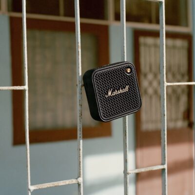 ลำโพง Marshall Willen II โชว์โลโก้ชัดเจนในบรรยากาศกลางแจ้ง – รีวิว Marshall Willen II