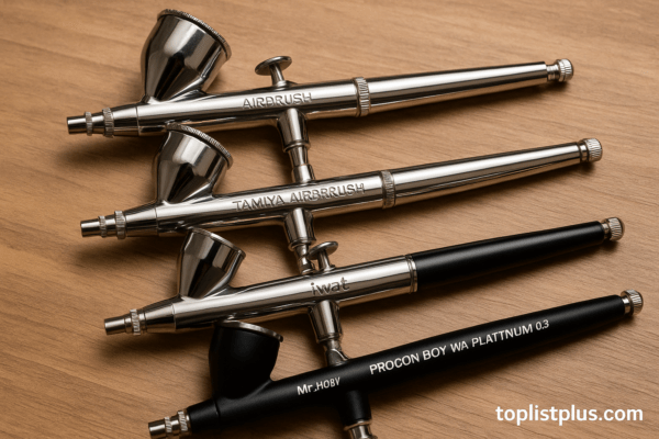 แอร์บรัช ยี่ห้อไหนดี ภาพเครื่องแอร์บรัชวางเรียงบนโต๊ะไม้ ใช้ประกอบบทความเคล็ดลับการเลือกซื้อ