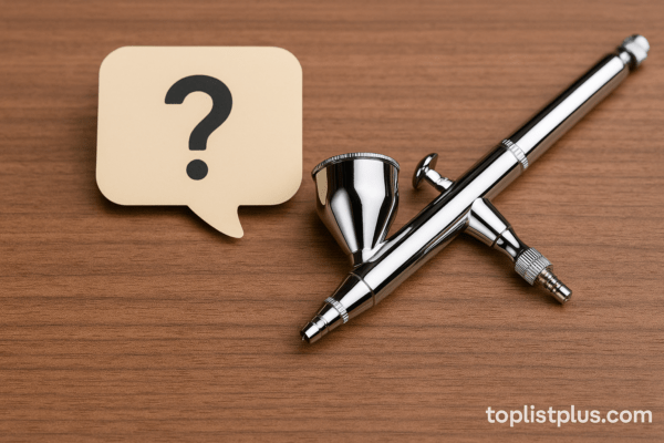 แอร์บรัช ยี่ห้อไหนดี ภาพแอร์บรัชสีเงินวางบนโต๊ะไม้ ใช้ประกอบบทความหัวข้อคำถามที่พบบ่อย