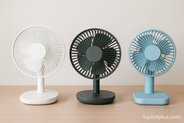 พัดลมตั้งโต๊ะ ยี่ห้อไหนดี สามแบบดีไซน์โมเดิร์น วางเรียงบนโต๊ะไม้ สำหรับบทสรุปบทความรีวิวสินค้า