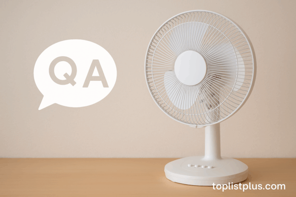 พัดลมตั้งโต๊ะ ยี่ห้อไหนดี ตั้งอยู่บนโต๊ะไม้ในบรรยากาศห้องทำงาน พร้อมลายน้ำ toplistplus.com