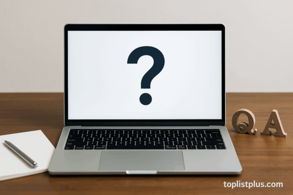 ภาพประกอบบทความคำถามที่พบบ่อย โน๊ตบุ๊ค รุ่นไหนดี แสดงโน๊ตบุ๊ควางบนโต๊ะทำงานพร้อมสัญลักษณ์เครื่องหมายคำถาม