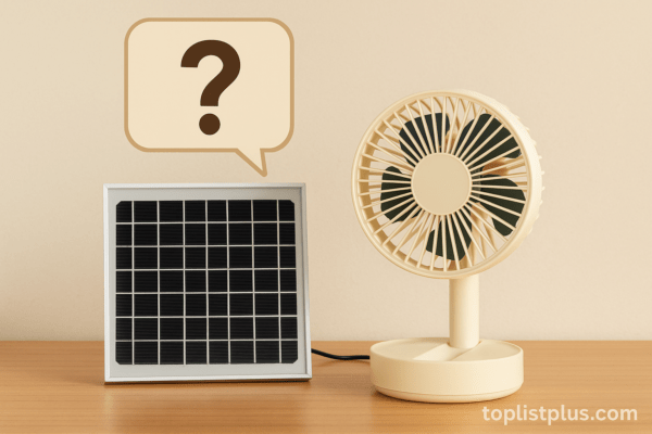 พัดลมโซล่าเซลล์ ยี่ห้อไหนดี ตั้งอยู่คู่กับแผงโซล่าเซลล์บนโต๊ะไม้สำหรับใช้ในบทความ SEO