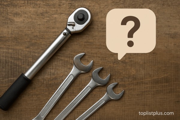 ภาพประแจปอนด์และชุดเครื่องมือช่างบนโต๊ะไม้ ใช้ประกอบบทความหัวข้อ เคล็ดลับการเลือกซื้อ ประแจปอนด์ ยี่ห้อไหนดี