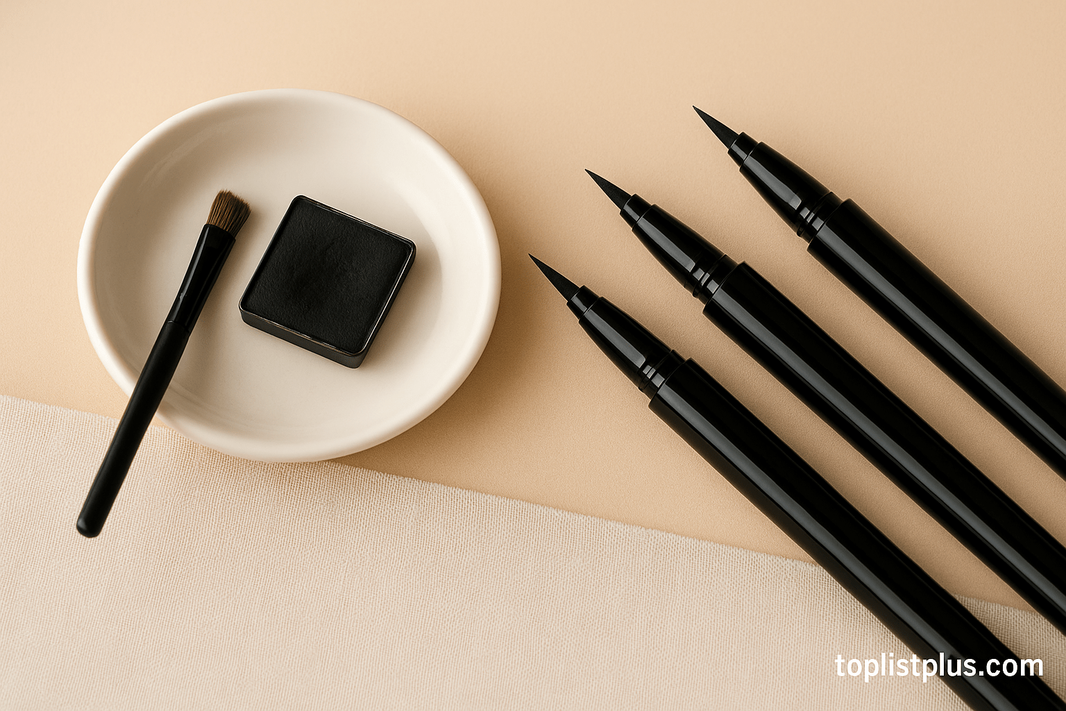 ภาพผู้หญิงกำลังเลือกซื้ออายไลเนอร์ในร้านเครื่องสำอาง