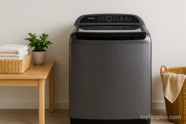 เครื่องซักผ้า Samsung ฝาบน 13 kg รุ่นไหนดี ในห้องซักผ้าทันสมัย พร้อมโต๊ะไม้และตะกร้าผ้า