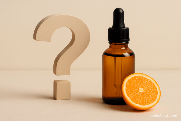 ภาพขวดเซรั่มวิตามินซีวางคู่กับส้มฝานและเครื่องหมายคำถาม ใช้ประกอบบทความ คำถามที่พบบ่อย เกี่ยวกับ เซรั่มวิตามินซี ยี่ห้อไหนดี