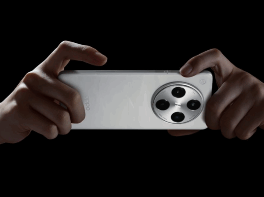 มือสองข้างกำลังจับสมาร์ทโฟน OPPO สีขาวในแนวนอน เพื่อถ่ายภาพ แสดงให้เห็นถึงดีไซน์กล้องหลังวงกลมขนาดใหญ่ ซึ่งเป็นหนึ่งใน 5 เหตุผลที่คนเลือก OPPO มากกว่าแบรนด์อื่น