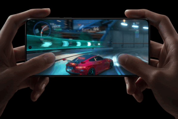 มือสองข้างกำลังจับสมาร์ทโฟน OPPO ในแนวนอนเพื่อเล่นเกมแข่งรถ แสดงให้เห็นถึงประสิทธิภาพการเล่นเกม ซึ่งเป็นหนึ่งใน 5 เหตุผลที่คนเลือก OPPO มากกว่าแบรนด์อื่น