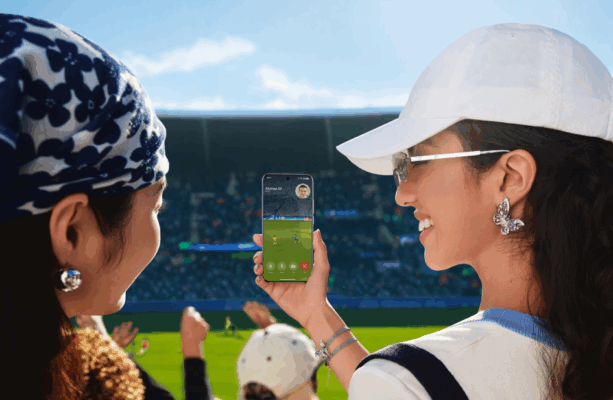 ผู้หญิงกำลังวิดีโอคอลด้วยมือถือ OPPO ที่สนามฟุตบอล ซึ่งแสดงถึงคุณภาพกล้องและหน้าจอที่ต้องพิจารณาในการเปรียบเทียบ OPPO Reno14 Pro vs OPPO Reno13 Pro