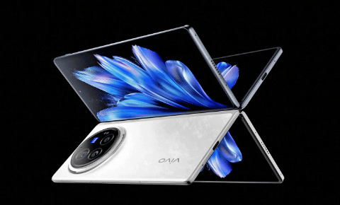 ภาพสตูดิโอของสมาร์ทโฟนพับได้ Vivo X Fold5 สีขาว เปิดกางทำมุม 120 องศา แสดงโมดูลกล้องวงกลมด้านหลังและหน้าจอที่กำลังแสดงภาพวอลล์เปเปอร์สีน้ำเงิน เหมาะสำหรับประกอบบทความ Vivo X Fold5 Review