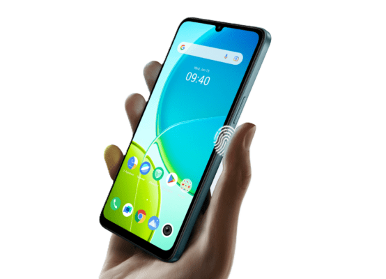 รีวิว vivo Y04: ภาพมือถือ vivo Y04 สีฟ้าอมเขียว หน้าจอเปิดใช้งาน แสดงผลหน้าจอหลักพร้อมไอคอนแอปและเวลา 09:40 น. มีสัญลักษณ์การสแกนลายนิ้วมืออยู่ด้านข้างตัวเครื่อง โดยมีมือจับถือสมาร์ทโฟนอยู่