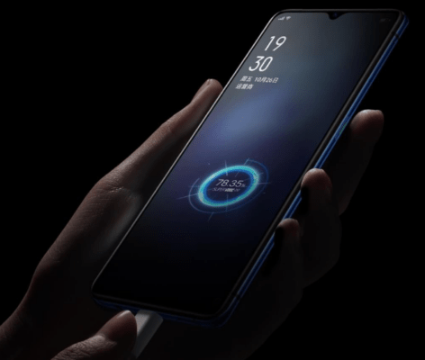 รูปภาพแสดงมือที่กำลังเสียบสายชาร์จเข้ากับโทรศัพท์ OPPO ซึ่งแสดงหน้าจอการชาร์จที่มีข้อความ "$78.35\%$ SUPERVOOC" เพื่ออธิบายว่า เทคโนโลยี SUPERVOOC คืออะไร