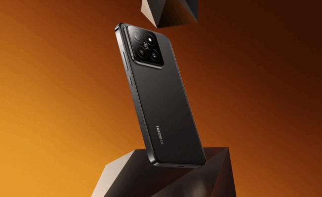 รูปภาพ Xiaomi 14 สีดำด้านหลัง แสดงโมดูลกล้องสี่เหลี่ยมพร้อมโลโก้ LEICA ประกอบการ รีวิว Xiaomi 14