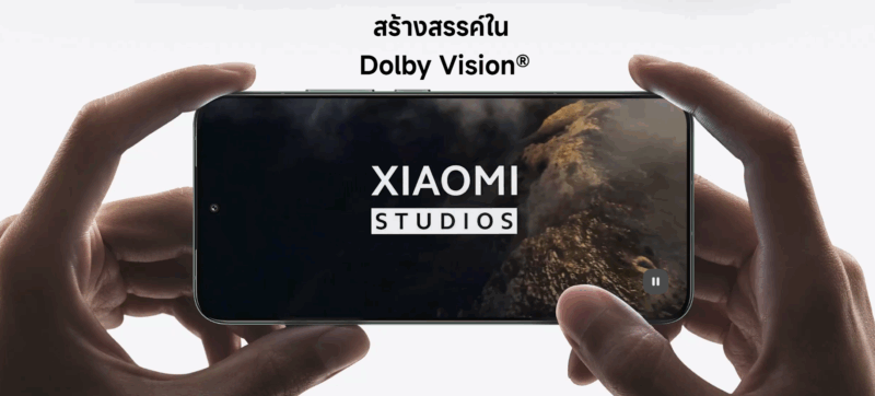 รูปภาพแสดงหน้าจอ Xiaomi 14 กำลังเล่นวิดีโอ 'XIAOMI STUDIOS' ในโหมด Dolby Vision เน้นคุณสมบัติจอภาพในการ รีวิว Xiaomi 14