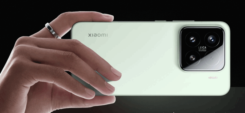 รูปภาพระยะใกล้แสดงด้านหลังของ Xiaomi 15 สีเขียวอ่อน พร้อมโมดูลกล้องสี่เหลี่ยมตราสัญลักษณ์ LEICA ประกอบการ รีวิว Xiaomi 15