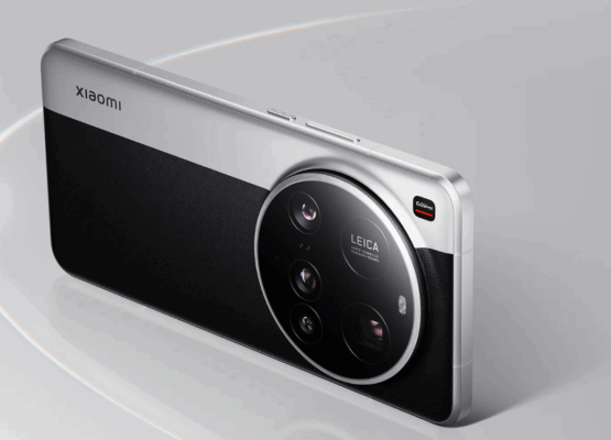 รูปภาพสมาร์ทโฟน Xiaomi 15 Ultra ด้านหลังสีดำ-เงิน ที่มีโมดูลกล้องขนาดใหญ่แบบวงกลมพร้อมโลโก้ LEICA ประกอบการ รีวิว Xiaomi 15 Ultra