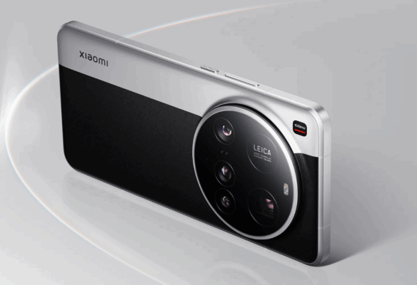 Xiaomi 15 Ultra vs Samsung Galaxy S25 Ultra: ภาพด้านหลังสมาร์ทโฟน Xiaomi 15 Ultra สีดำ-เงิน ที่โดดเด่นด้วยโมดูลกล้องทรงกลมขนาดใหญ่ พร้อมโลโก้ LEICA