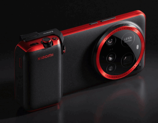 Xiaomi 15 Ultra vs Samsung Galaxy S25 Ultra: ภาพด้านหลังสมาร์ทโฟน Xiaomi สีดำ-แดง ที่มีดีไซน์หนังและขอบกล้องวงกลมสีแดง พร้อมชุดอุปกรณ์เสริมสำหรับการถ่ายภาพ (Camera Grip)