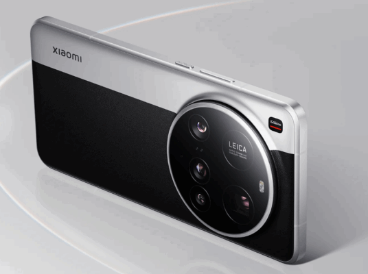 Xiaomi 15 Ultra vs X200 Ultra: ภาพด้านหลังสมาร์ทโฟน Xiaomi 15 Ultra สีดำ-เงิน ที่มีโมดูลกล้องวงกลมขนาดใหญ่ พร้อมโลโก้ LEICA