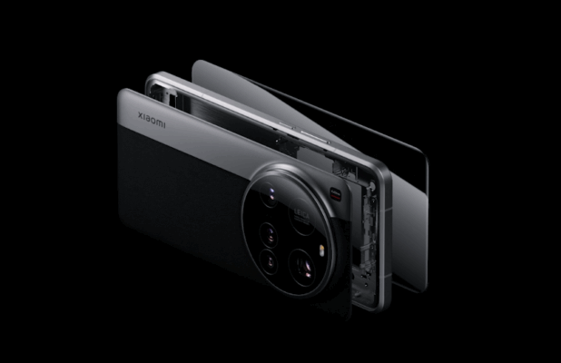 Xiaomi 15 Ultra vs X200 Ultra: ภาพแสดงการแยกชิ้นส่วนด้านหลังของสมาร์ทโฟน Xiaomi 15 Ultra สีดำ-เงิน เน้นให้เห็นโครงสร้างภายในและโมดูลกล้อง LEICA