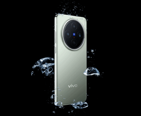 Xiaomi 15 Ultra vs X200 Ultra: ภาพด้านหลังสมาร์ทโฟน vivo สีเขียวอ่อน ที่มีโมดูลกล้องวงกลมขนาดใหญ่ พร้อมโลโก้ ZEISS และมีหยดน้ำกระเซ็นรอบ ๆ ตัวเครื่อง