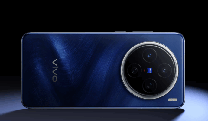 Xiaomi 15 Ultra vs X200 Ultra: ภาพด้านหลังสมาร์ทโฟน vivo สีน้ำเงินเข้ม ที่มีลวดลายคลื่น พร้อมโมดูลกล้องวงกลมขนาดใหญ่และโลโก้ ZEISS